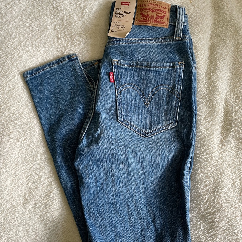 Levi’s size 0 (25in waist) crop jeans, button fly, light wash red tag. SO cute!